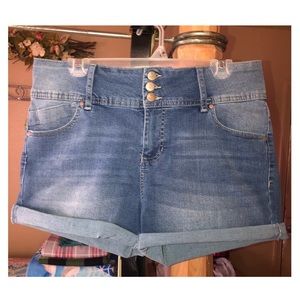 Stretchy high-rise shorts 🌊